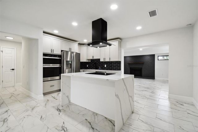 4910 N DARBY AVENUE, Tampa, FL 33603
