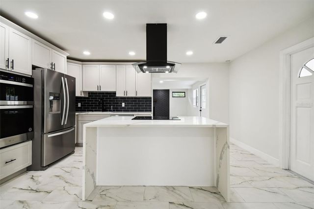 4910 N DARBY AVENUE, Tampa, FL 33603