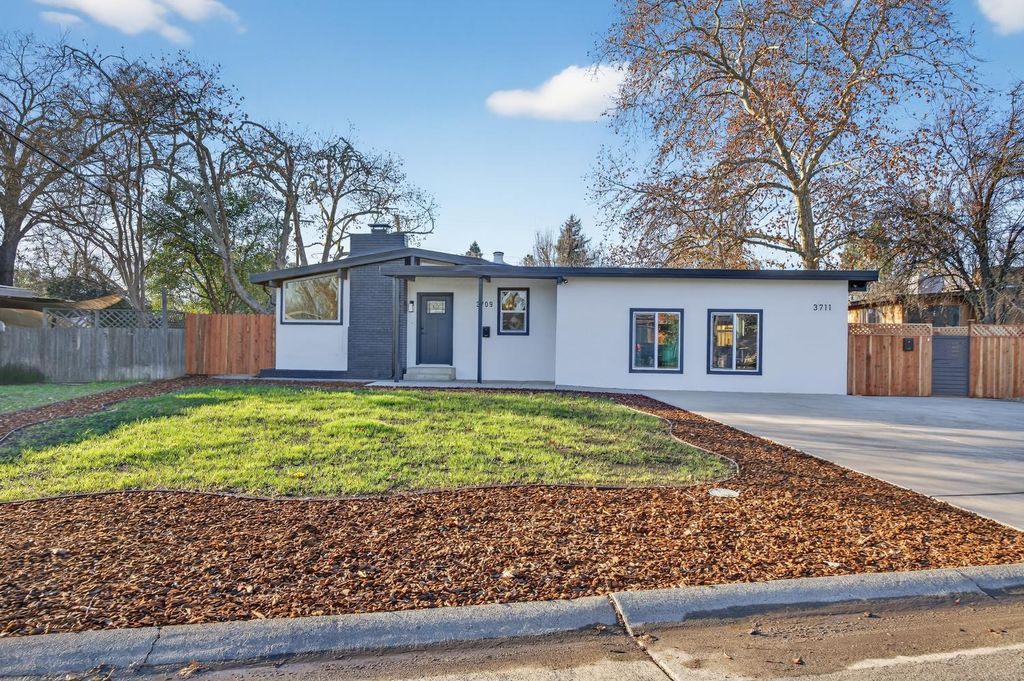 3709-3711 Brownson St, Sacramento, CA 95821