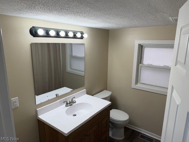 525 E High Street, Uhrichsville, OH 44683