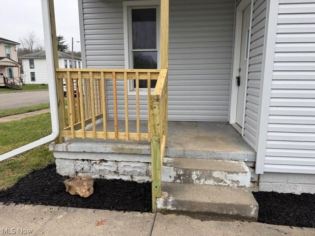 525 E High Street, Uhrichsville, OH 44683