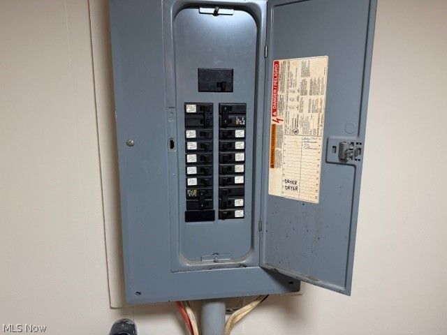 525 E High Street, Uhrichsville, OH 44683