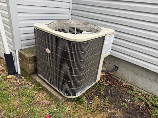 525 E High Street, Uhrichsville, OH 44683