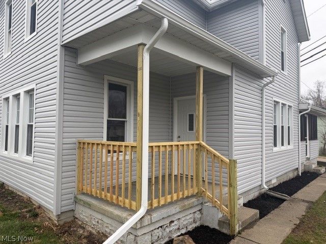 525 E High Street, Uhrichsville, OH 44683