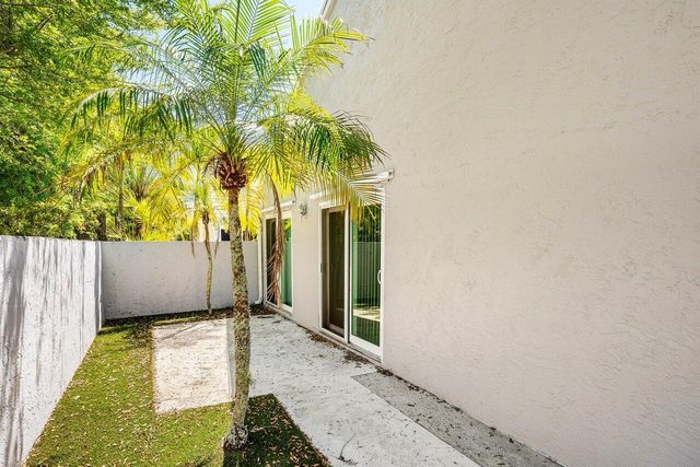 27 Wyndham Lane, Palm Beach Gardens, FL 33418