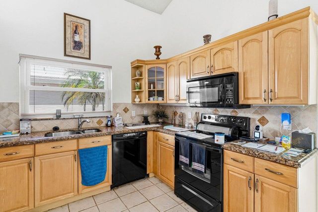 27 Wyndham Lane, Palm Beach Gardens, FL 33418