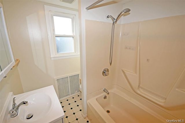 1047 N 7th Street Whole House, North New Hyde Park, NY 11040