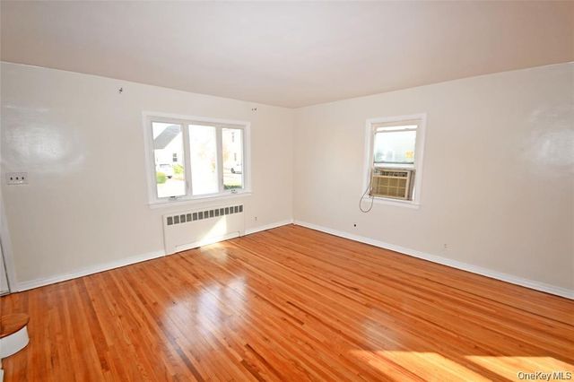1047 N 7th Street Whole House, North New Hyde Park, NY 11040