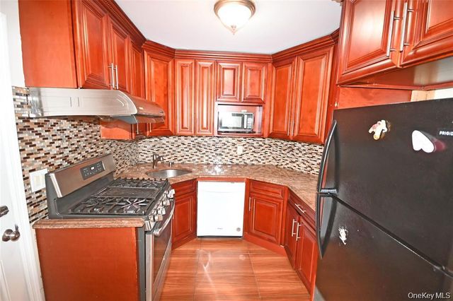 1047 N 7th Street Whole House, North New Hyde Park, NY 11040