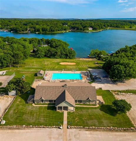 34 S Lakeside Circle, Linn Valley, KS 66040