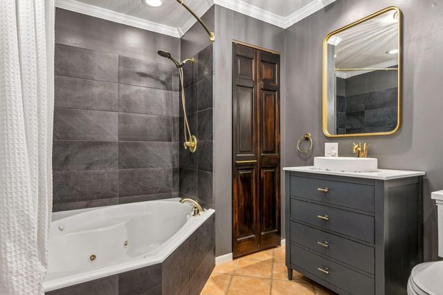 15 High Circle Way, North Oaks, MN 55127
