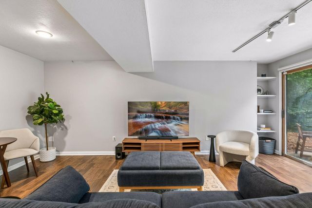 15 High Circle Way, North Oaks, MN 55127