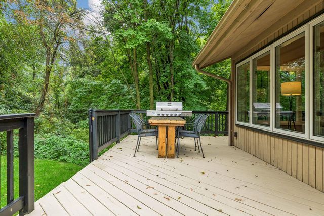 15 High Circle Way, North Oaks, MN 55127