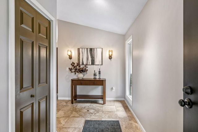 15 High Circle Way, North Oaks, MN 55127