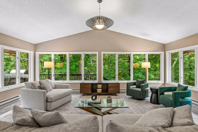 15 High Circle Way, North Oaks, MN 55127