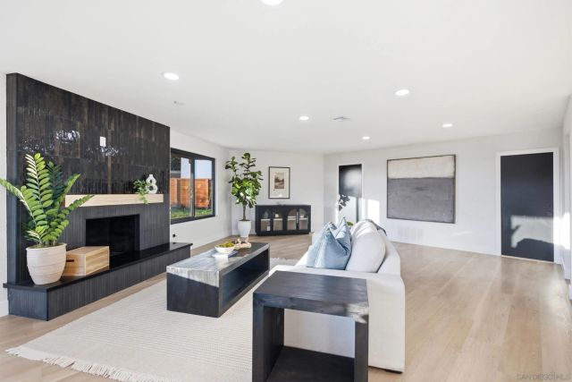 7619 Cortina Ct, Carlsbad, CA 92009