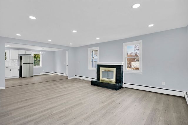 116 Carr St, Springfield, MA 01118