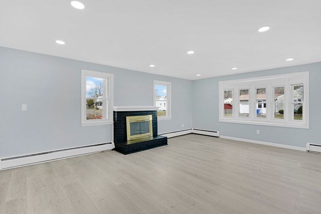 116 Carr St, Springfield, MA 01118