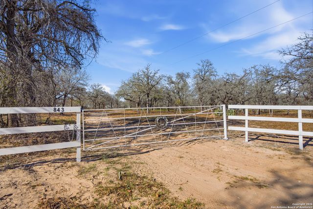 843 County Road 331, Floresville, TX 78114
