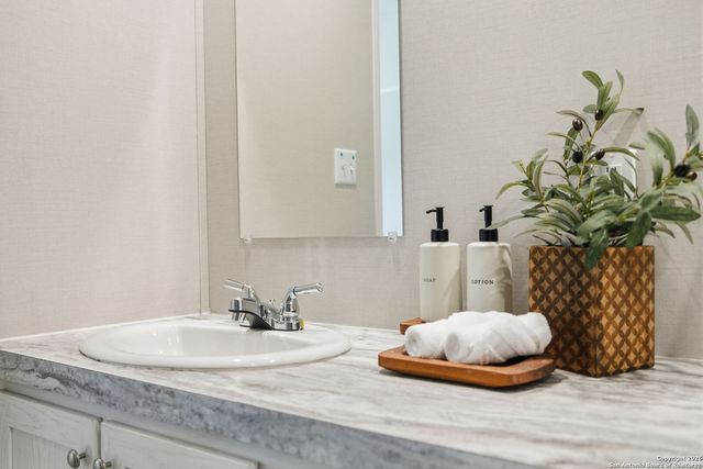 843 County Road 331, Floresville, TX 78114