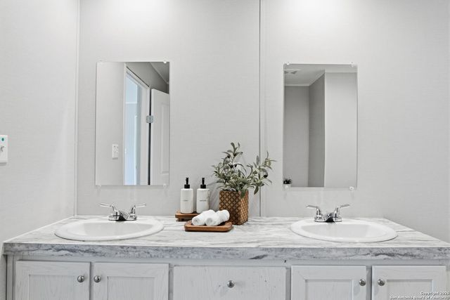 843 County Road 331, Floresville, TX 78114