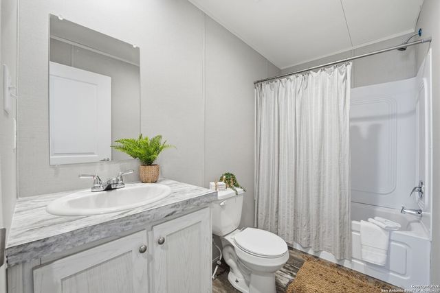 843 County Road 331, Floresville, TX 78114