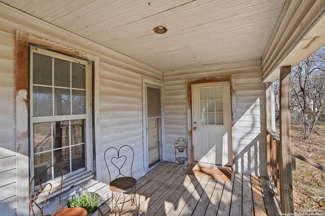 843 County Road 331, Floresville, TX 78114