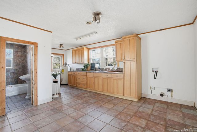 843 County Road 331, Floresville, TX 78114