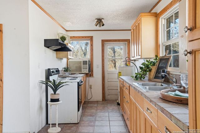 843 County Road 331, Floresville, TX 78114