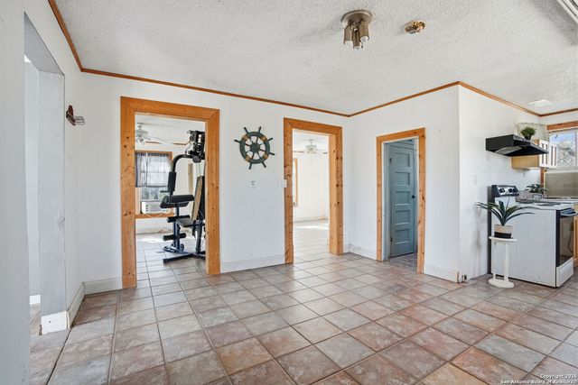 843 County Road 331, Floresville, TX 78114