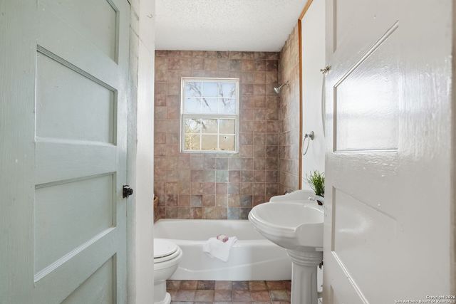 843 County Road 331, Floresville, TX 78114