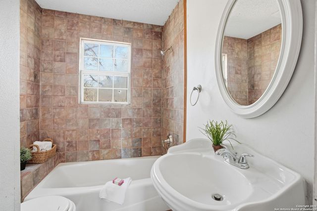 843 County Road 331, Floresville, TX 78114