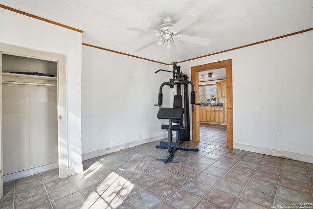 843 County Road 331, Floresville, TX 78114