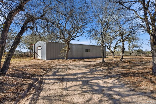843 County Road 331, Floresville, TX 78114