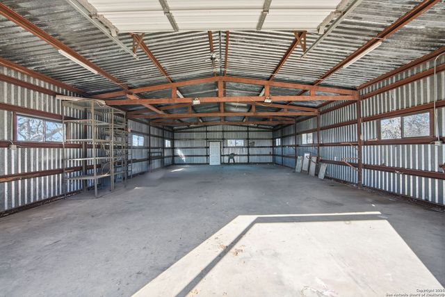 843 County Road 331, Floresville, TX 78114