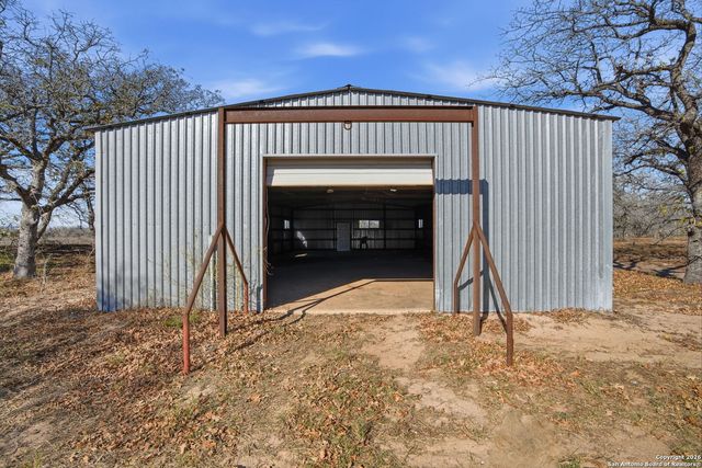 843 County Road 331, Floresville, TX 78114