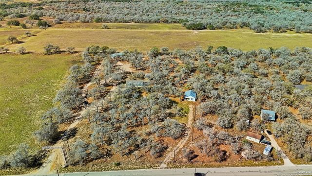 843 County Road 331, Floresville, TX 78114