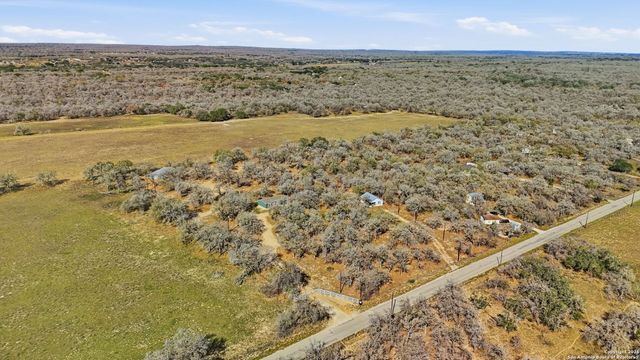 843 County Road 331, Floresville, TX 78114