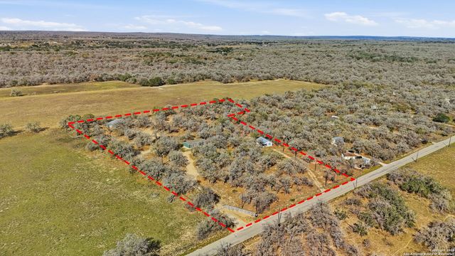 843 County Road 331, Floresville, TX 78114