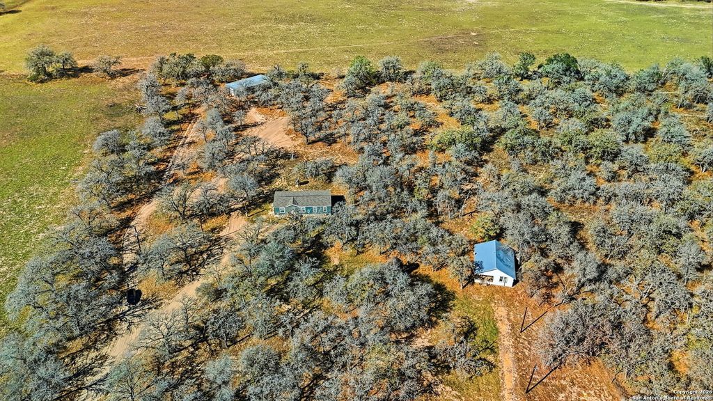843 County Road 331, Floresville, TX 78114