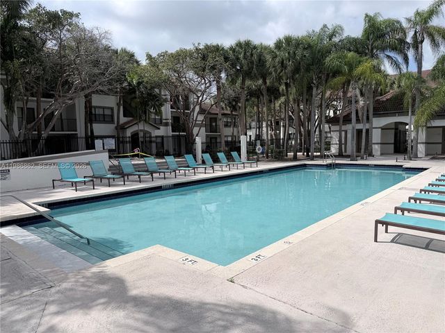 620 S Park Rd 18-2, Hollywood, FL 33021