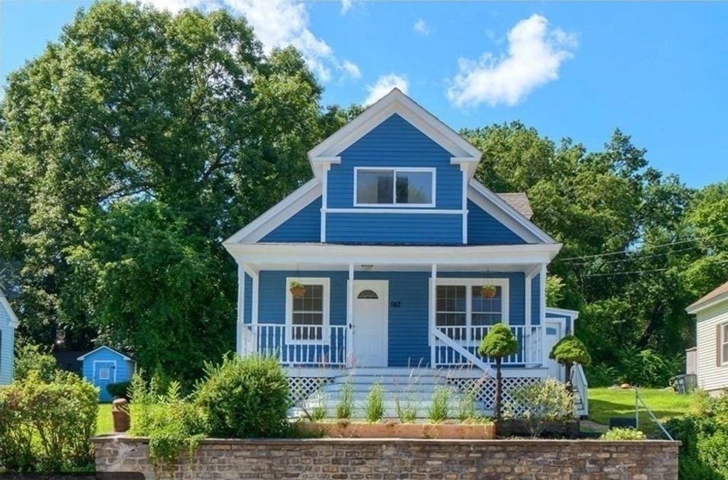 142 E Meadow Rd, Lowell, MA 01854