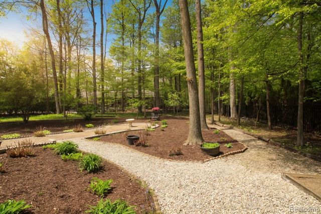1305 Kings Pointe Road, Grand Blanc, MI 48439
