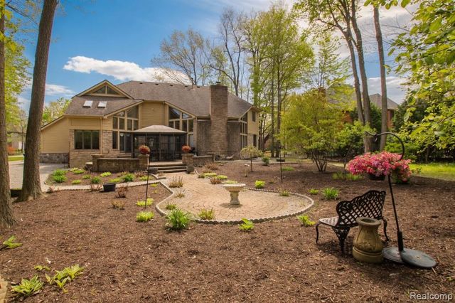 1305 Kings Pointe Road, Grand Blanc, MI 48439