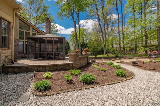 1305 Kings Pointe Road, Grand Blanc, MI 48439