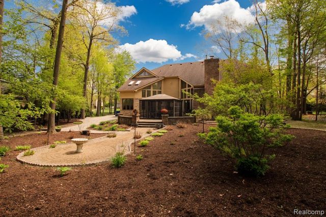 1305 Kings Pointe Road, Grand Blanc, MI 48439