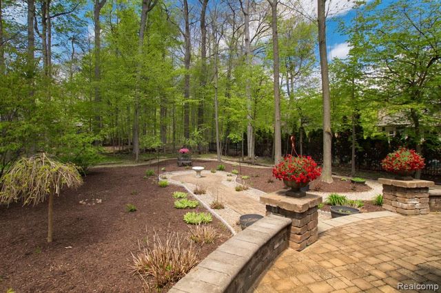 1305 Kings Pointe Road, Grand Blanc, MI 48439