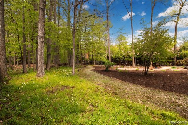 1305 Kings Pointe Road, Grand Blanc, MI 48439