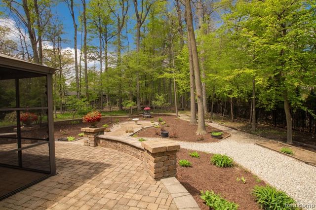 1305 Kings Pointe Road, Grand Blanc, MI 48439