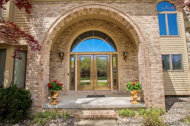 1305 Kings Pointe Road, Grand Blanc, MI 48439
